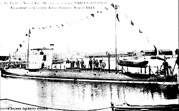 Dans le port des Sables d’Olonne, le Nina d’Asty III. Un sous marin démilitarisé transformé pour elle en bateau de plaisance. Légende de la carte "Le Nina d’Asty III , (illisible) appartenant à la célèbre actrice italienne Nina d’Asty"